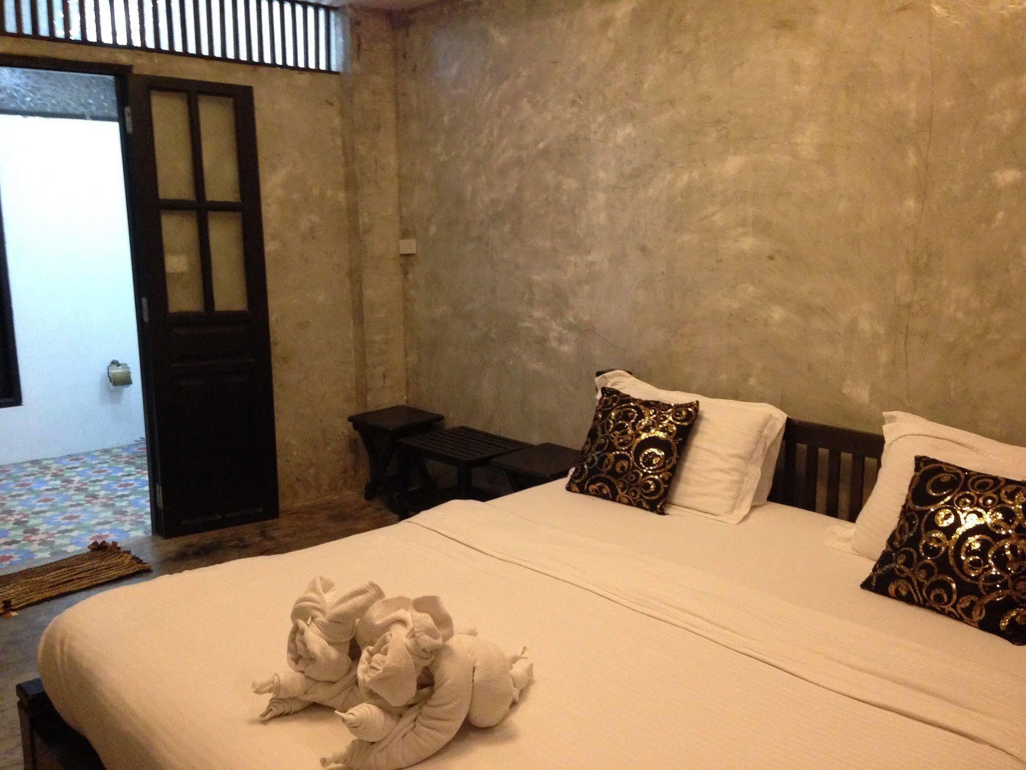 At Casa Guesthouse Amphawa Eksteriør bilde